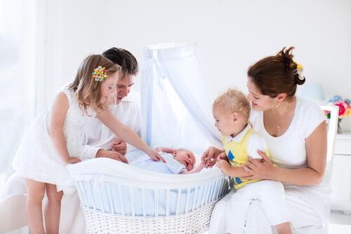 Une famille autour du nouveau-né