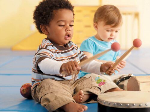 La musique comme forme d'apprentissage est de plus en plus intégrée dans l'éducation des enfants. 