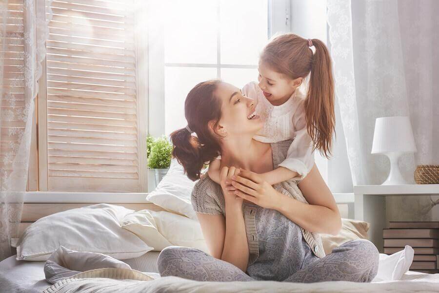 Une mère passe un bon moment avec sa fille