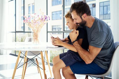 Les parents doivent-ils vérifier le téléphone portable de leur enfant ?