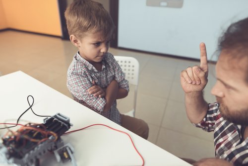 Un père qui gronde son fils