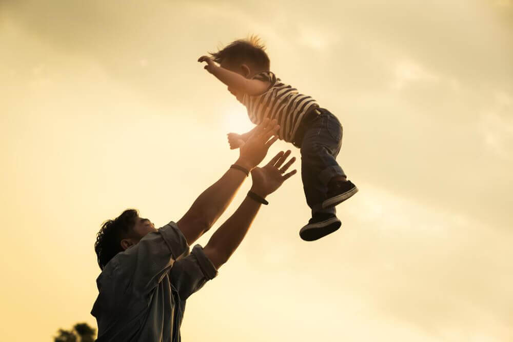 père qui joue avec son fils