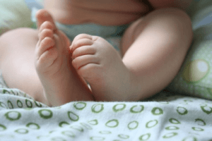 Mon enfant marche avec ses pieds vers l'intérieur, que faire ?