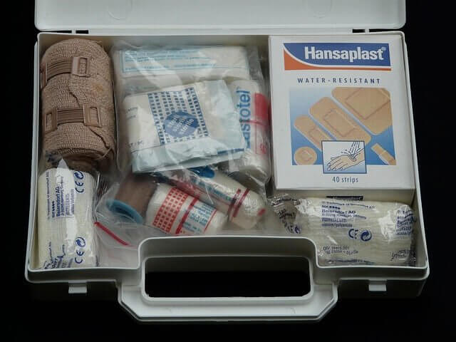 Trousse des premiers soins chez l'enfant.