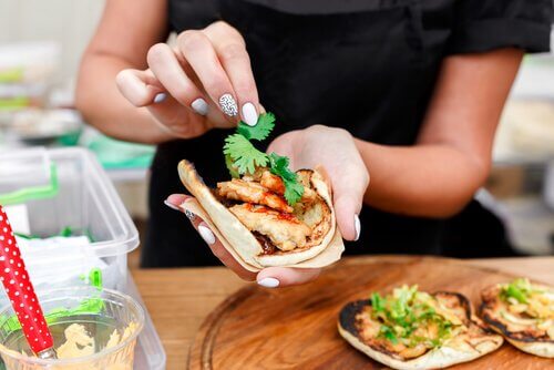 Pour faire manger de la viande aux enfants, il faut cuisiner avec eux.