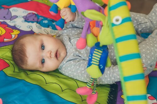 Les exercices de stimulation précoce pour les enfants aideront votre petit à développer une meilleure capacité psychomotrice et cognitive. 