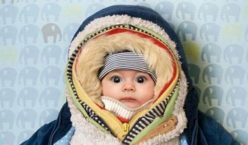 Les accessoires sont très importants pour habiller un bébé en hiver.