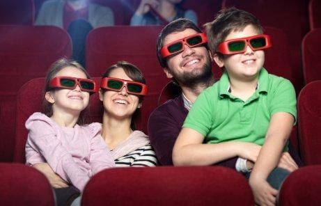 Une famille regarde un film en 3D