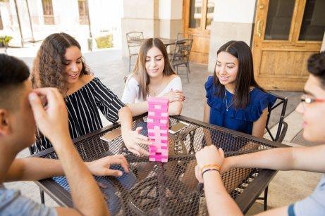 Des adolescents jouent ensemble