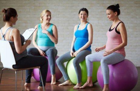 Des femmes pratiquent le yoga