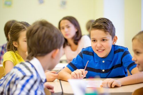 Lorsqu'un enfant parle trop en classe, il est possible qu'il ne soit pas assez attentif et que son rendement scolaire diminue. 