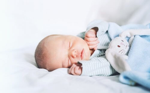 Une autre astuce pour aider un bébé à dormir toute la nuit est de bien installer ses couvertures et oreillers.