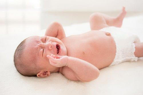 Un bébé pleure