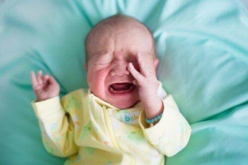 Pourquoi les bébés se réveillent-ils en pleurant ?