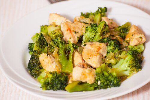 Le brocoli au poulet est l'une des recettes riches en calcium pour le second trimestre de grossesse.