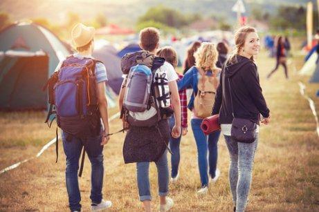 Des adolescents vont au camping