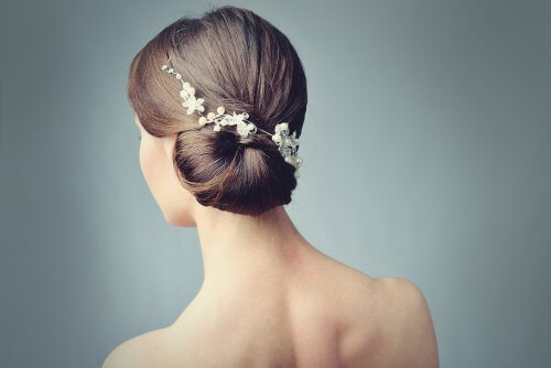 cheveux attachés avec des fleurs