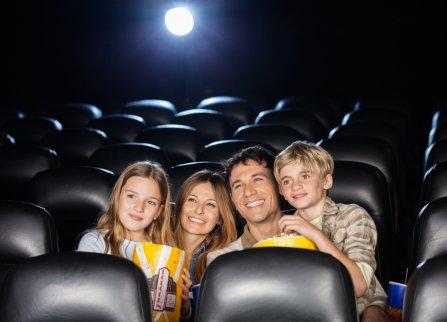 Une famille regarde un film