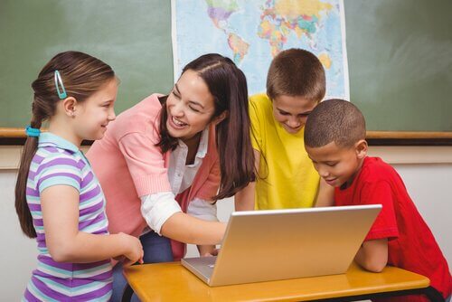 Utiliser le sens de l'humour dans l'éducation n'implique pas d'être drôle, amusant ou de faire des blagues pour garantir les rires.