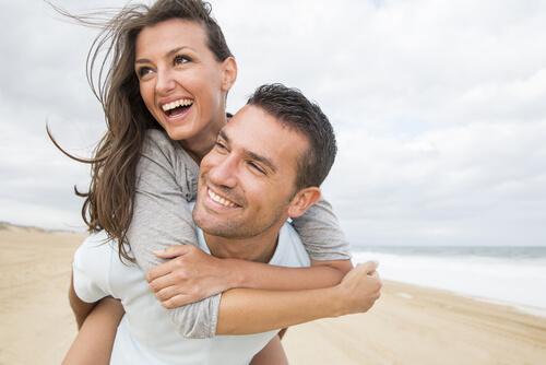 Un couple à la plage