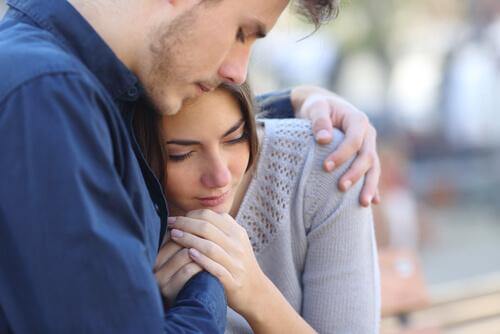 Un couple qui fait preuve de tendresse