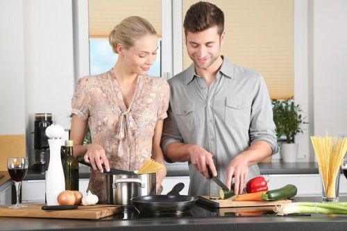 Un couple cuisine ensemble