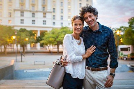 Un couple se promène