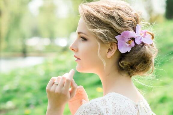 Coiffures avec des fleurs pour les mariées