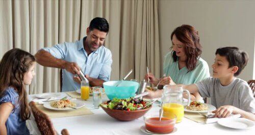 Les repas en famille aident les plus petits de la maison à développer leur manière de s'exprimer.