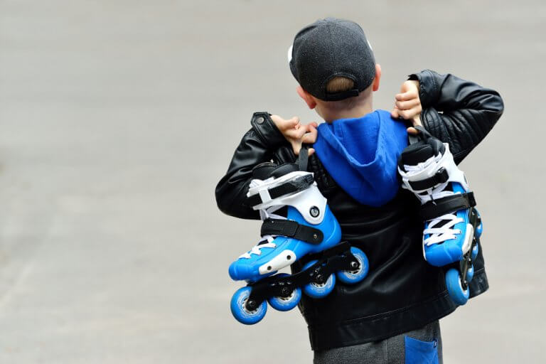 Enfant avec des patins