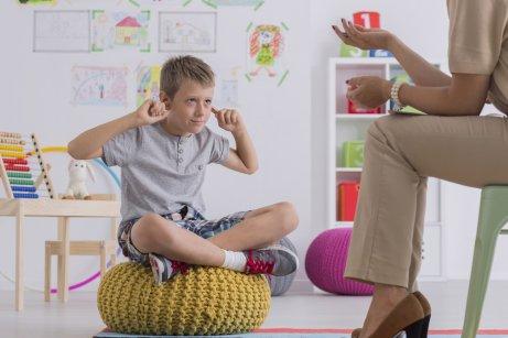 Un enfant fait la sourde oreille