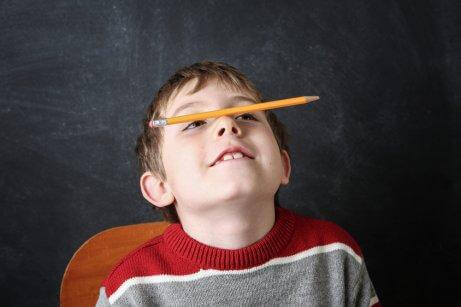 Un enfant avec un crayon sur le nez