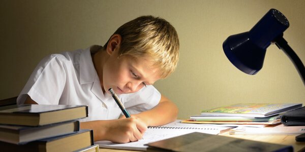 L'espace de travail de l'enfant doit être conçu de manière ergonomique, en fonction de ses mensurations.