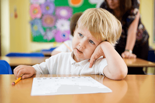 Souvent, un enfant parle trop en classe parce qu'il a des difficultés à entendre ou voir comme il faut. 