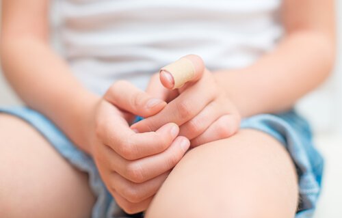 Si un enfant se coince un doigt dans une porte, il faut rester calme et examiner le doigt.