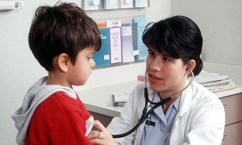 La visite annuelle chez le pédiatre permet d'observer et d'évaluer la santé et le développement de l'enfant. 