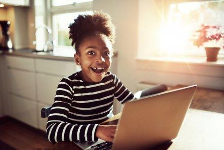 Une fille en train de faire de l'ordinateur