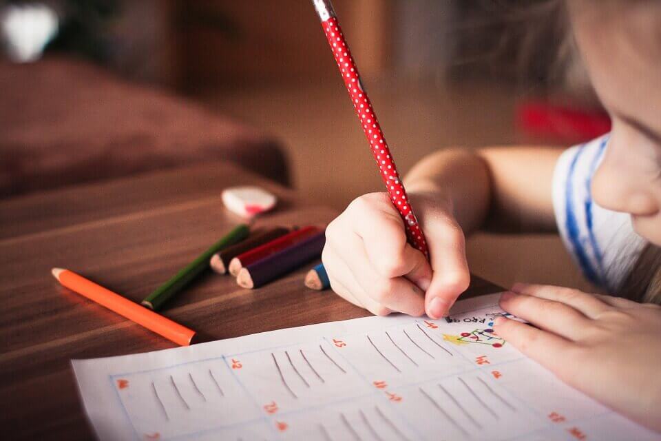 Il est indispensable que chaque espace de travail des enfants soit équipé d'un bureau.