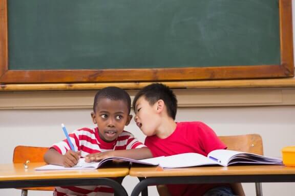 Que faire quand un enfant parle trop en classe ?