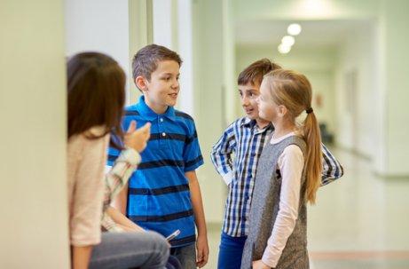 Des enfants discutent pendant la récréation