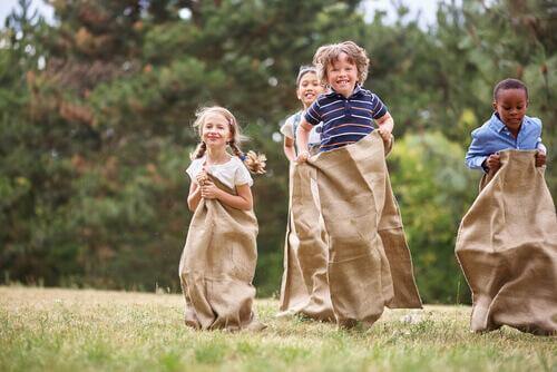 Les enfants font une course en sac