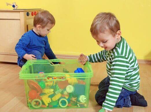 enfants jouant ensemble