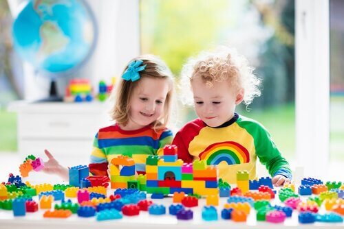 Les jeux de construction dans les salles de classe sont toujours bien accueillis par les enfants de tout âge. 