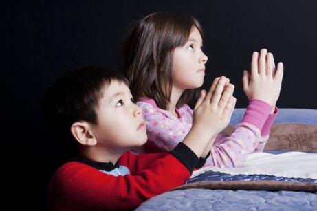 Deux enfants prient
