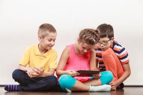 Des enfants en train d'utiliser une tablette