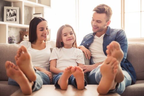 marcher pieds nus est l'une des meilleures choses que l'on peut faire pour la croissance des pieds des enfants.