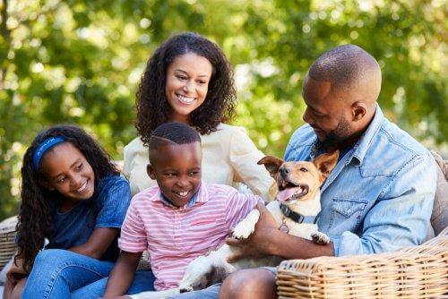 Une famille passe un moment ensemble