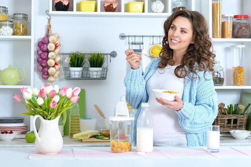 Une femme enceinte petit-déjeune