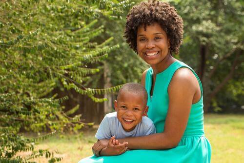 Une mère et son enfant en camping