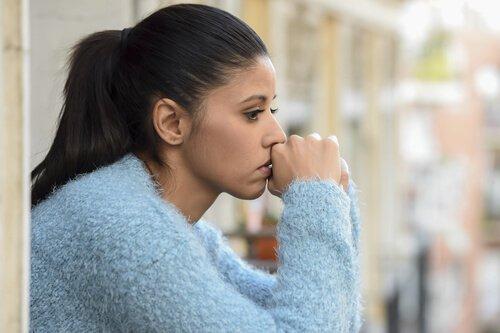 Une femme inquiète